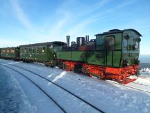 Mallet-Lokomotive vor einem Sonderzug auf dem Brocken, umgesetzt zur Talfahrt