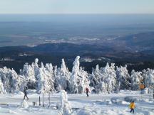 auf dem Brocken vereiste Vegetation; Wernigerode im Tal grün und schneefrei