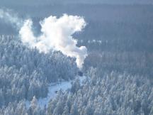 Ausblick vom Brocken: der nächste Dampfzug kämpft sich empor