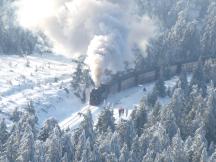 Ausblick vom Brocken: der nächste Dampfzug kämpft sich empor