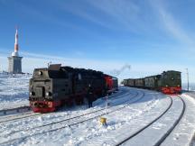 reguläre Brockenbahn (links) und Sonderzug (rechts) auf dem Brocken