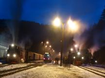 Hochbetrieb am Abend: gleich 4 Züge im Bf Eisfelder Talmühle