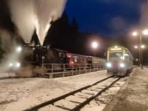 Bf Eisfelder Talmühle - ganz links setzt sich der Dampfzug in Bewegung Richtung Selketal