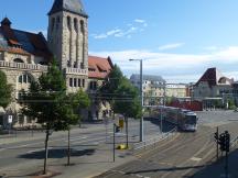 Einfahrt H Paradiesbahnhof - links im Bild das alte Volksbad