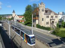 Tramino an der H Paradiesbahnhof - im Hintergrund das alte Volksbad