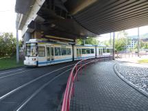 unter der Eisenbahnüberführung am Paradiesbahnhof