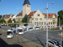 Zugbegegnung am Paradiesbahnhof - im Hintergrund das alte Volksbad