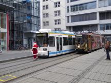 Partywagen (rechts, ex Heidelberg) auf Nikolausfahrt, hier am Ernst-Abbe-Pl