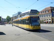 auf dem Bahnhofsvorplatz