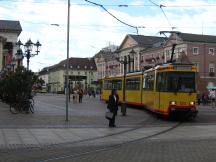 GT8-70C (von Waggon Union) am Marktplatz rechts ab in die Kaiserstr