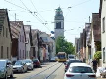 eingleisig in der Kastenwörtstr, im Hintergrund Heilig-Geist-Kirche Daxlanden