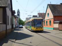 eingleisig in der Kastenwörtstr, im Hintergrund Heilig-Geist-Kirche Daxlanden