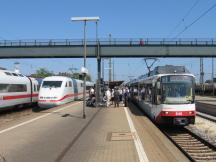 Karlsruher Stadtbahnwagen am gleichen Bahnsteig wie der ICE in Ingolstadt Hbf