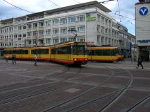 am Marktplatz rechts ab in die Karl Friedrich Str Richtung Hbf