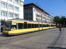 Niederflurdoppelzug am Marktpl