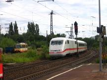 aus dem Murgtal kommend trifft die Stadtbahn auf einen ICE in Rastatt