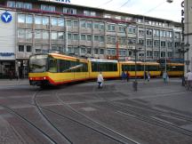 am Marktplatz links ab in die Karl Friedrich Str