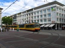 am Marktplatz rechts ab in die Karl Friedrich Str