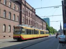 auf der Kaiserstr vor dem KIT Hauptgebäude