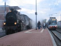 Begegnung mit Dampfsonderzug im Bahnhof Bretten