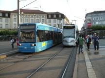 auf dem Königspl (links Li.6 nach Wolfsanger, rechts Li. RT4 nach Wolfhagen)