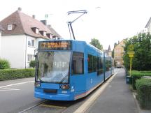 Schleife Rolandstr - H Schild in Fahrtrichtung links, Wagen hat aber nur Türen rechts