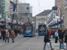 in der Oberen Königsstr (links Li.8 zur Hessenschanze, rechts Li.5 zur Holländischen Str)