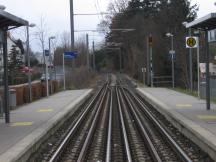 H Niederkaufungen Mitte: Gleisverschlingung bringt Tram näher an den Bahnsteig