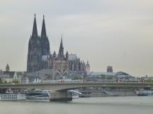 Zugbegegnung auf der Deutzer Brücke, im Hintergrund der Kölner Dom