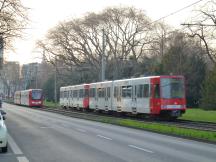Sachsenring: Niederflur- (Linie 15, hinten) und Hochflurwagen (Linie 16, vorne)