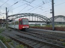 am Abzweig zur Nord-Süd-Stadtbahn, im Hintergrund die Südbrücke über den Rhein