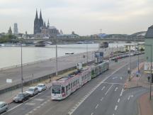 auf der Siegburger Str in Deutz, im Hintergrund auf der linken Rheinseite der Kölner Dom