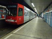 Hochflurwagen auf dem Weg nach Merheim am Niederflur-U-Bahnsteig Kalk Post