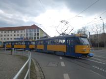 Großzug aus 3 Tw an der Ecke Stötteritzer-/ Riebeckstr, Fahrtrichtung Stadtmitte