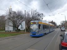 an der Ausfahrt der Schleife Markkleeberg Parkstr, links Kirche St.Peter und Paul