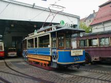 offener Zweiachser (Bj 1906) vor der Wagenhalle Möckern