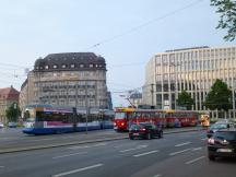 Gläserner Leipziger (rechts) auf dem Willy Brandt Pl