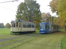 Museumslinie 77 lässt in der Schleife Herrenkrug den Planzug der Linie 4 passieren