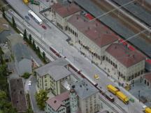 Normalspurbahnhof im Tal mit Schmalspurbahn auf dem Vorplatz (wie z.B. in Brig)