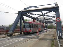 M-Wagen auf der Thyssenbrücke, Fahrtrichtung Oberhausen