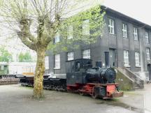 Feldbahn-Dampflok mit Lorenwagen