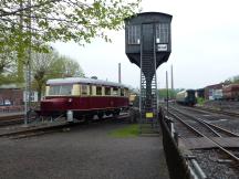 Wismarer Schienenbus (Bj 1936) neben dem Stellwerk