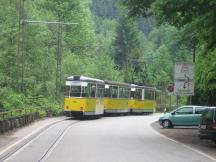 Hinweisschild für Verkehr parallel zur Falschfahrt - lasst Gegenverkehr vorbei