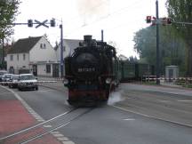 Dampflok 99 1747 am BÜ Meißnerstr (hier quert Dresdens Straßenbahn Linie 4)