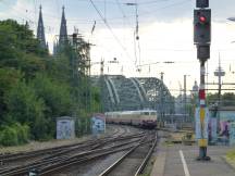 auf der Hohenzollernbrücke in Köln, im Hintergrund links der Kölner Dom