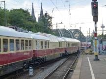 Durchfahrt durch den Bf Köln Messe / Deutz