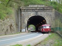 Kruiner Tunnel ist eigentlich eine Unterführung durch einen künstlichen Eisenbahndamm
