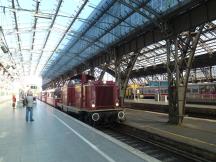 V 100 2091 (Bj 1964) vor der Gruppe Schienenbusse in Köln Hbf