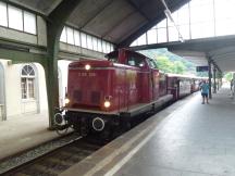 V 100 2091 (Bj 1964) vor der Gruppe Schienenbusse in Bad Ems