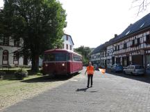 abgesicherte Ortsdurchfahrt Olef quer über den Marktplatz